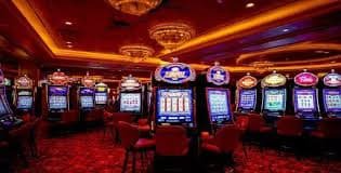 Studio Evolution Gaming dengan dealer profesional dan kamera multi-sudut